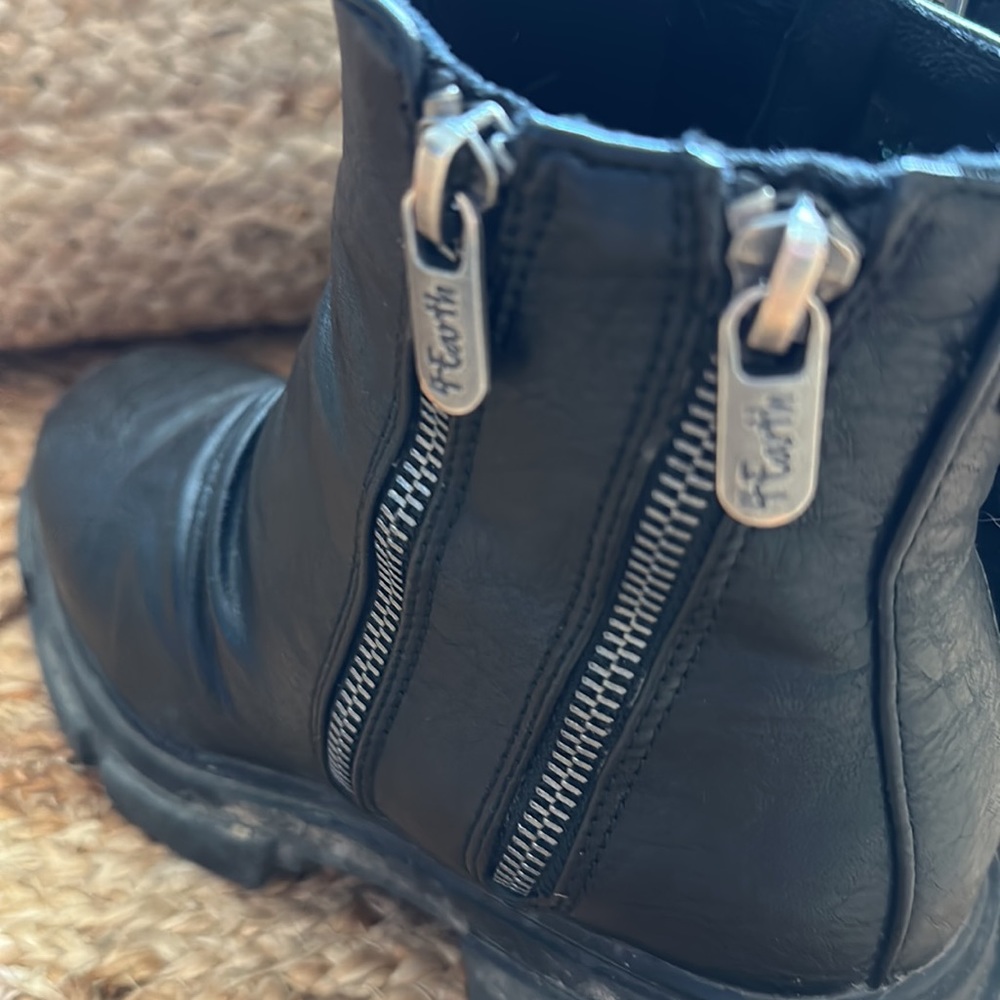 4 Earth by Blowfish W’s chunky sole boots. 7 - Picture 4 of 5